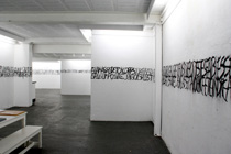 Précipite-toi, installation in situ, dessin mural, charbon, exposition à l'espace29, Bordeaux, 2010, Emmanuel ARAGON